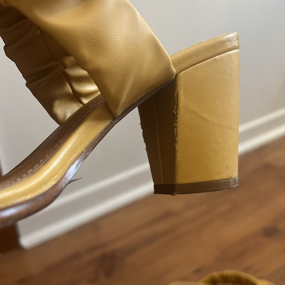 WHITE MOUNTAIN butter yellow sandals - Picture 4 of 6